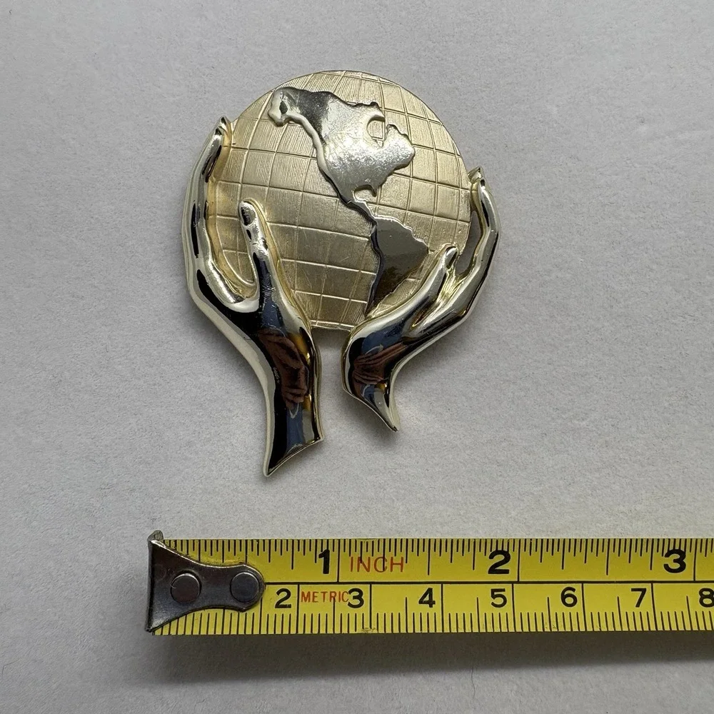 World in Hands Pin/Brooch‎ Gold Tone Whole World In Your Hands Globe 3D